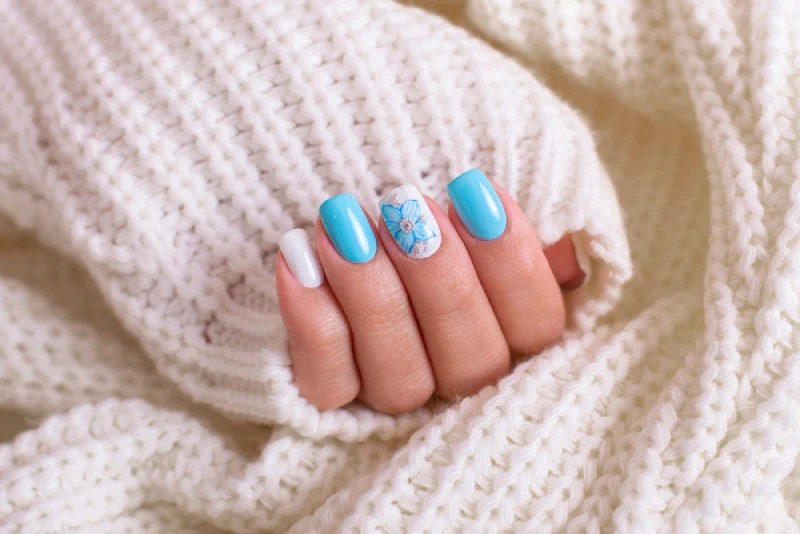 paznokcie żelowe błękitne ze zdobieniami